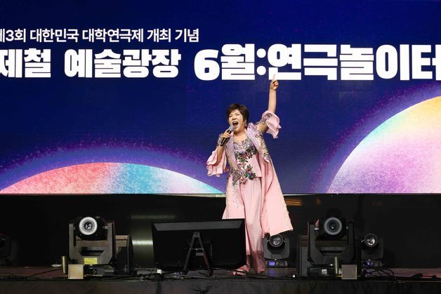 공연장 된 용인포은아트홀 야외광장…김연자·홍이삭에 3000명 열광