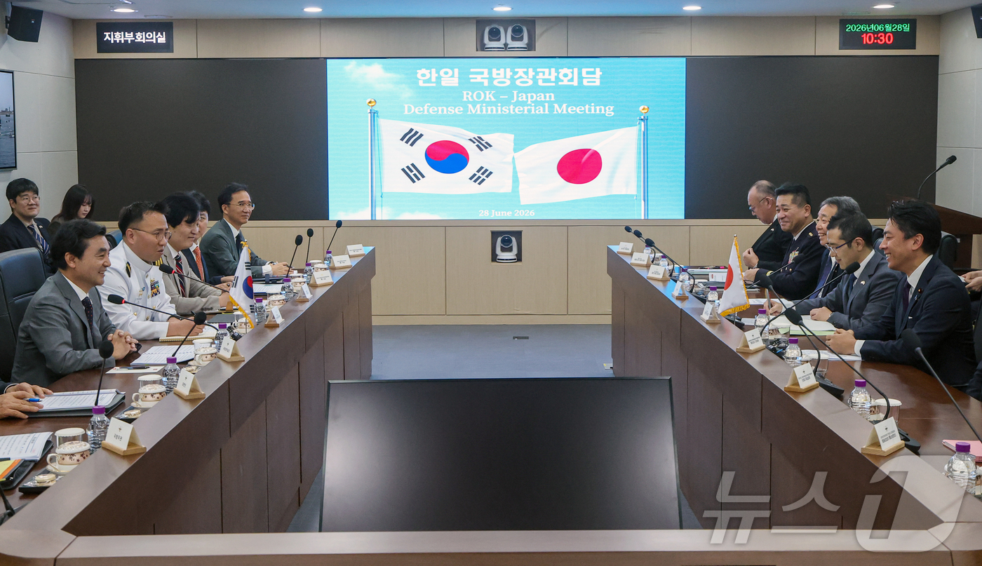 (서울=뉴스1) = 안규백 국방부 장관과 고이즈미 신지로 일본 방위대신이 28일 서울 국방부에서 한일 국방장관회담을 하고 있다. (국방부 제공. 재판매 및 DB 금지) 2026.6 …