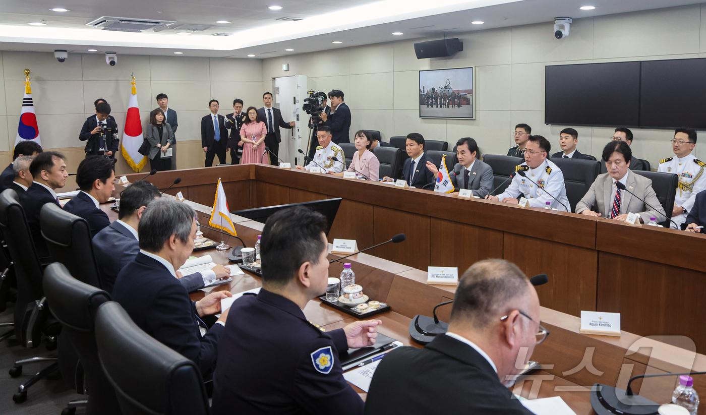 (서울=뉴스1) = 안규백 국방부 장관과 고이즈미 신지로 일본 방위대신이 28일 서울 국방부에서 한일 국방장관회담을 하고 있다. (국방부 제공. 재판매 및 DB 금지) 2026.6 …
