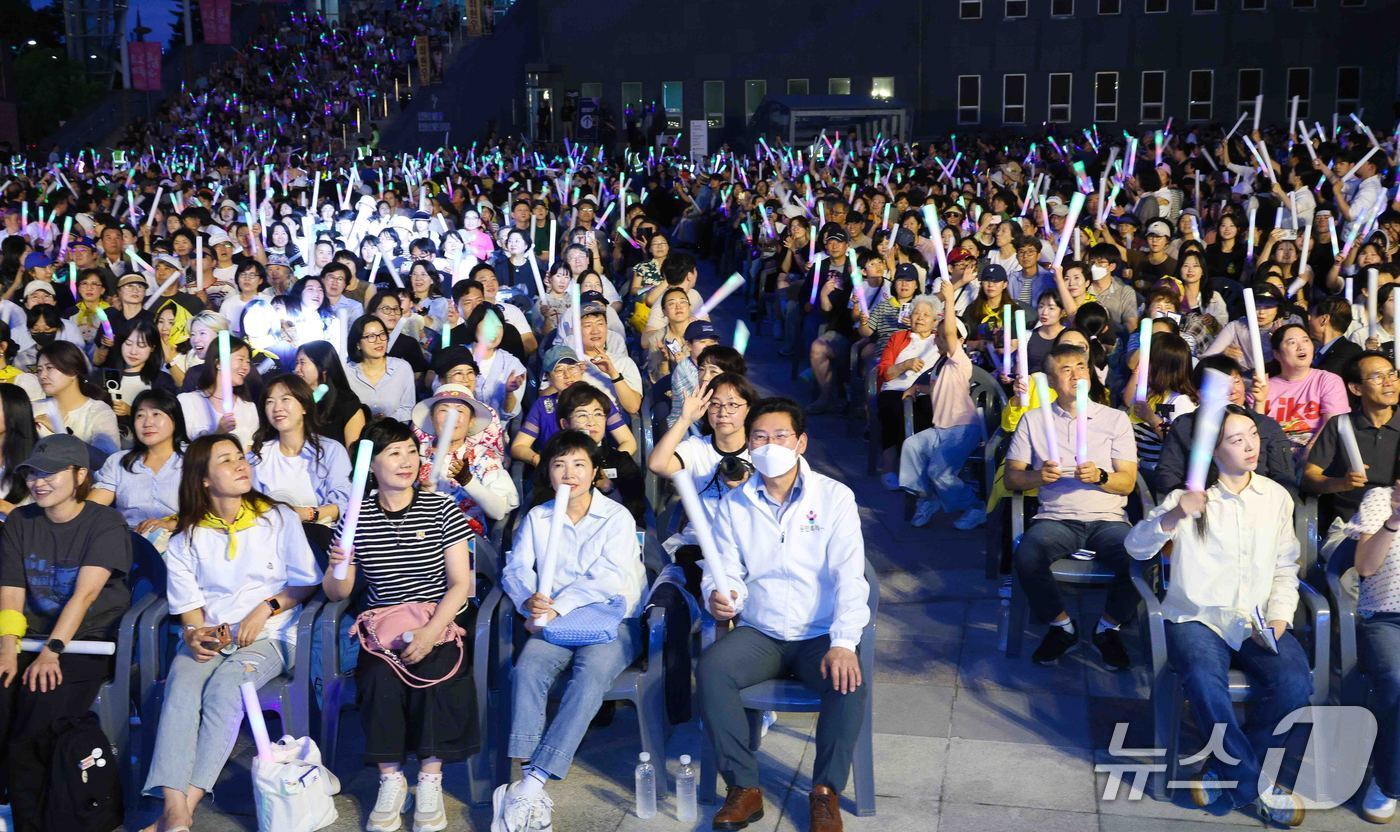 본문 이미지 - 27일 용인포은아트홀 야외광장에서 열린 ‘제철 예술광장 6월 연극놀이터’에서 시민들이 공연을 관람하고 있는 모습.(용인시 제공)