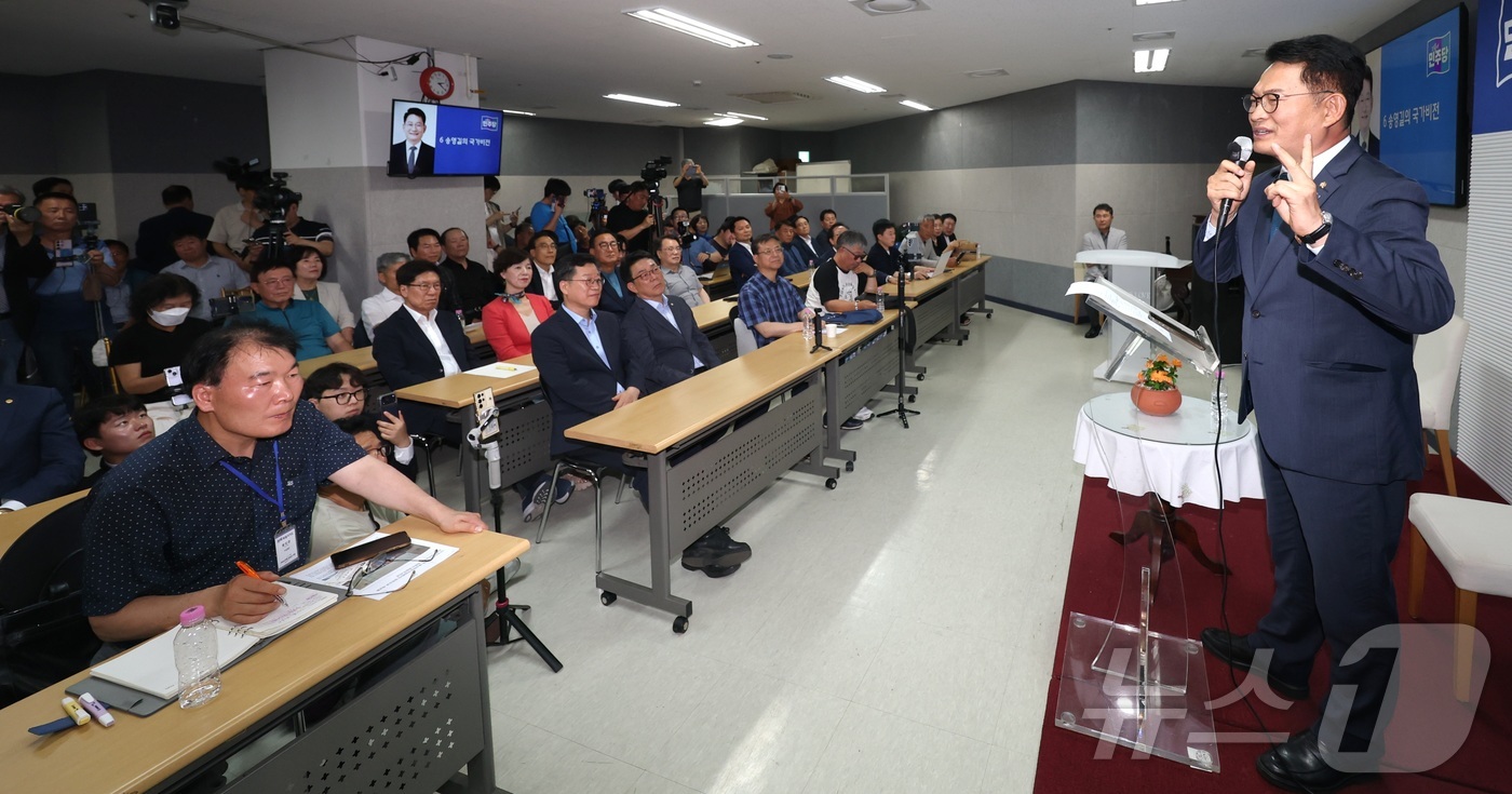 (전주=뉴스1) 유경석 기자 = 송영길 더불어민주당 의원이 28일 전북 전주시 코오롱스카이타워에서 열린 \'송영길의 국가비전 민주당 전북평당원 타운홀미팅\'에서 발언을 하고 있다. …