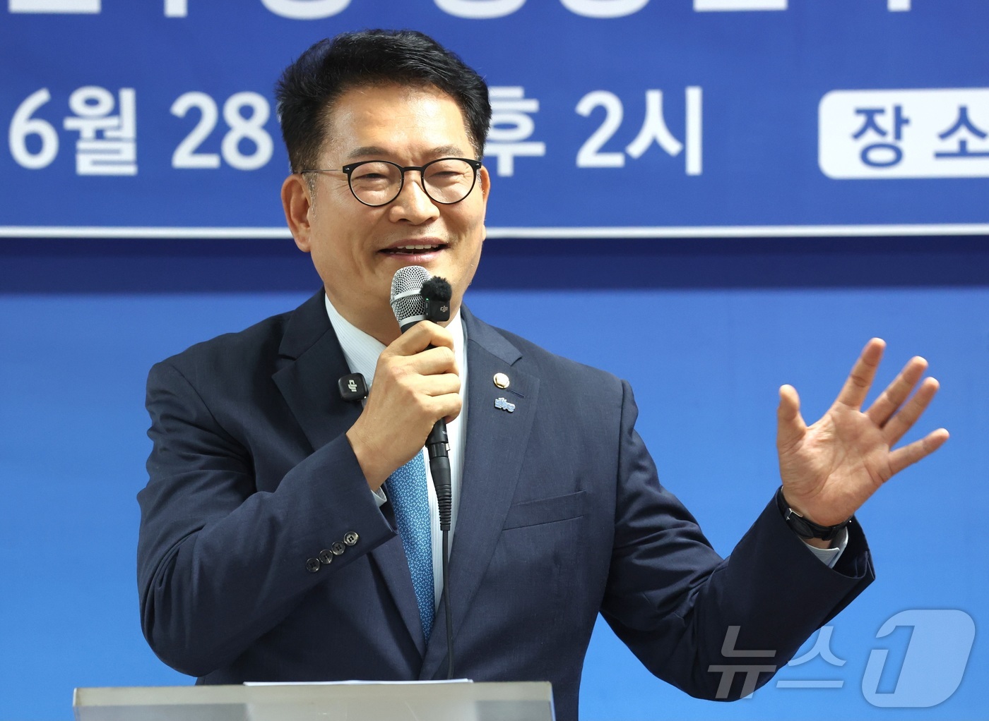 (전주=뉴스1) 유경석 기자 = 송영길 더불어민주당 의원이 28일 전북 전주시 코오롱스카이타워에서 열린 \'송영길의 국가비전 민주당 전북평당원 타운홀미팅\'에서 발언을 하고 있다. …