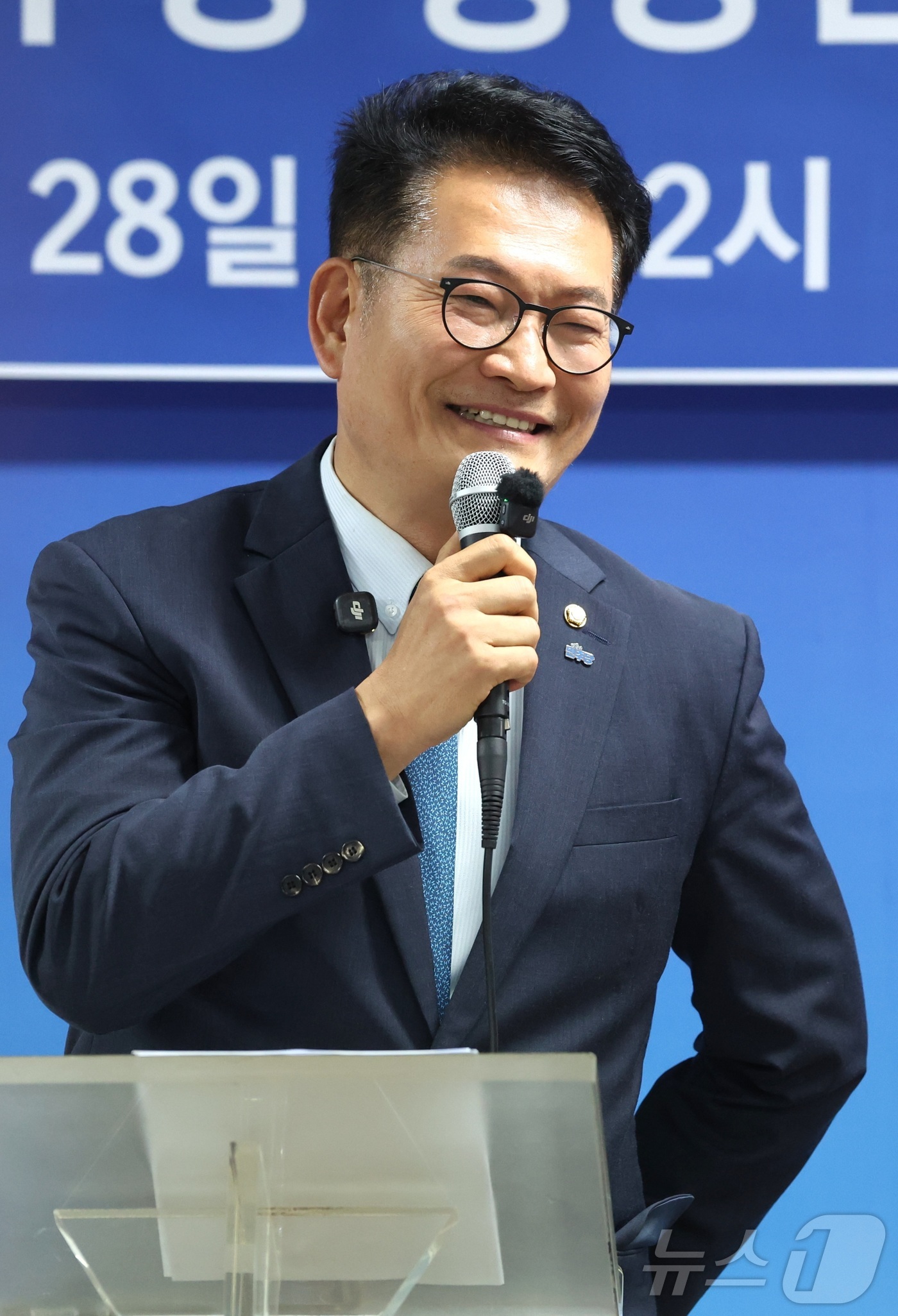 (전주=뉴스1) 유경석 기자 = 송영길 더불어민주당 의원이 28일 전북 전주시 코오롱스카이타워에서 열린 \'송영길의 국가비전 민주당 전북평당원 타운홀미팅\'에서 발언을 하고 있다. …
