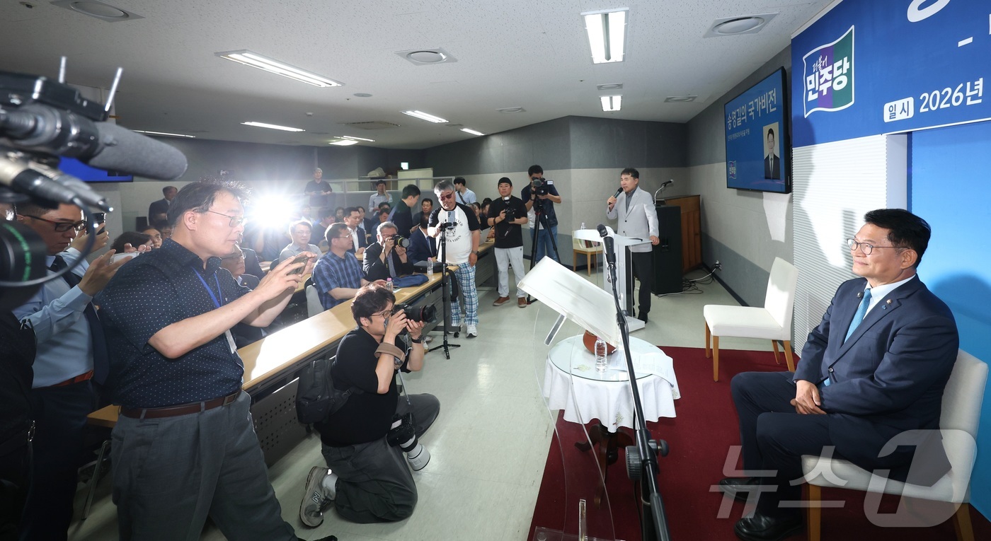 (전주=뉴스1) 유경석 기자 = 송영길 더불어민주당 의원이 28일 전북 전주시 코오롱스카이타워에서 열린 \'송영길의 국가비전 민주당 전북평당원 타운홀미팅\'에서 발언을 하고 있다. …