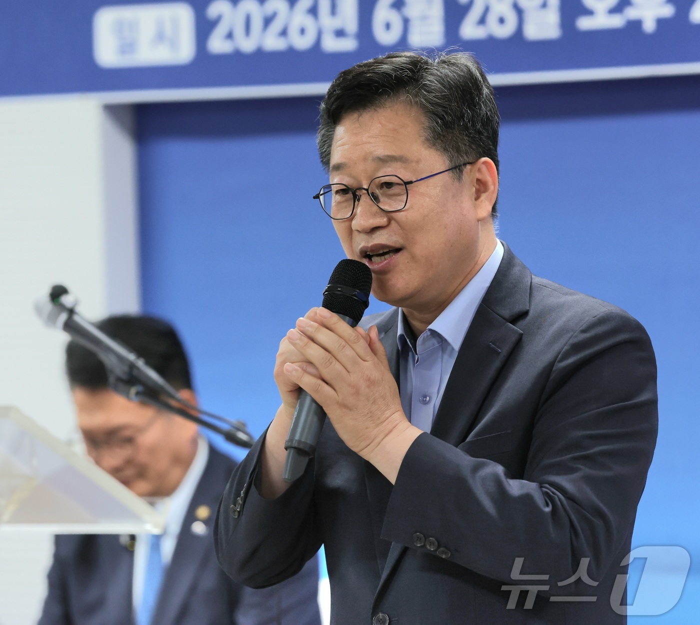 (전주=뉴스1) 유경석 기자 = 안호영 더불어민주당 의원이 28일 전북 전주시 코오롱스카이타워에서 열린 \'송영길의 국가비전 민주당 전북평당원 타운홀미팅\'에서 환영사를 하고 있다 …
