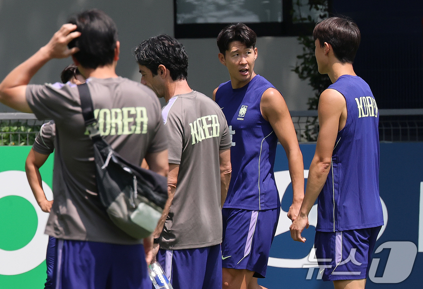 (과달라하라(멕시코)=뉴스1) 임세영 기자 = 대한민국 축구국가대표팀 손흥민과 이재성이 27일(현지시간) 멕시코 과달라하라 인근 대한민국 축구대표팀의 베이스캠프 훈련장인 치바스 바 …