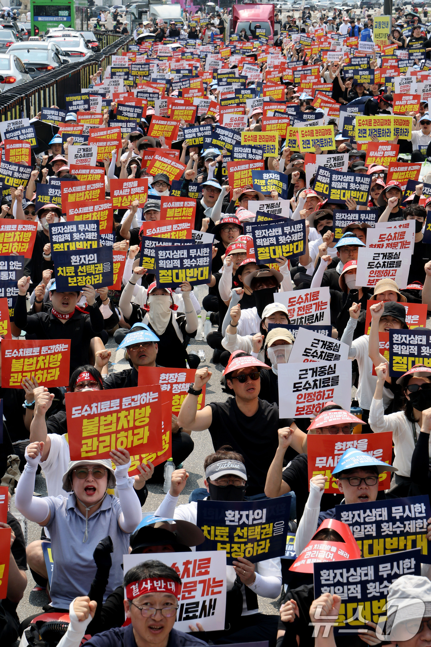 (서울=뉴스1) 이광호 기자 = 도수치료 관리급여 전환을 앞두고 28일 서울 종로구 경복궁 인근에서 열린 도수치료 생존권 수호 전국 물리치료사 총궐기대회에서 참가자들이 손피켓을 들 …