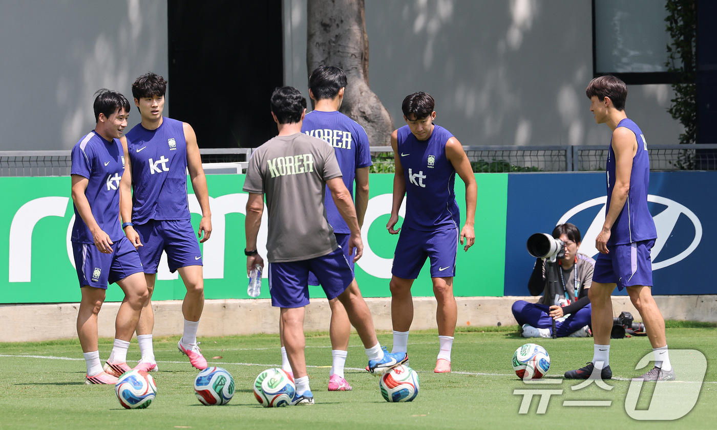 (과달라하라(멕시코)=뉴스1) 임세영 기자 = 대한민국 축구국가대표팀 손흥민을 비롯한 선수들이 27일(현지시간) 멕시코 과달라하라 인근 대한민국 축구대표팀의 베이스캠프 훈련장인 치 …