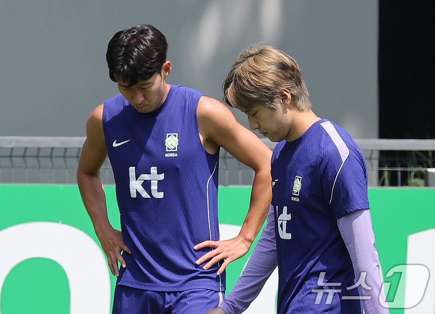 본문 이미지 - 대한민국 축구국가대표팀 손흥민과 이강인이 27일(현지시간) 멕시코 과달라하라 인근 대한민국 축구대표팀의 베이스캠프 훈련장인 치바스 바예 베르데에서 훈련을 하고 있다. 2026.6.28 ⓒ 뉴스1 임세영 기자