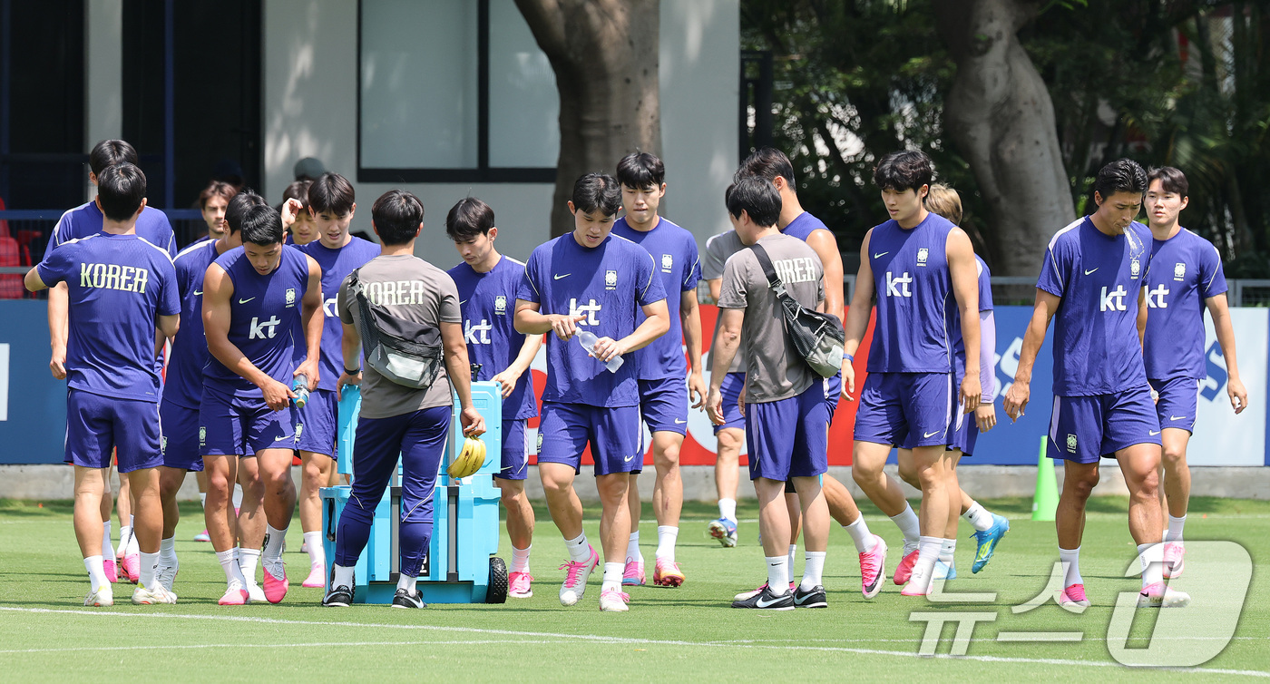 (과달라하라(멕시코)=뉴스1) 임세영 기자 = 대한민국 축구국가대표팀 선수들이 27일(현지시간) 멕시코 과달라하라 인근 대한민국 축구대표팀의 베이스캠프 훈련장인 치바스 바예 베르데 …