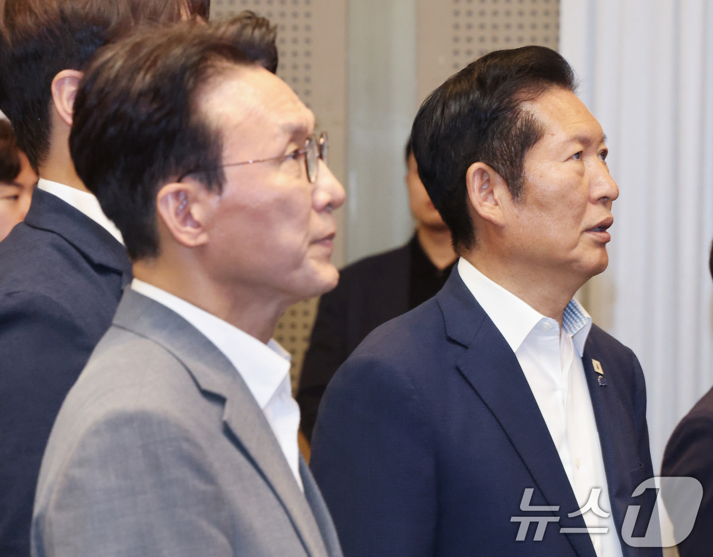 (경기 광주=뉴스1) 오대일 기자 = 김민석 국무총리와 정청래 더불어민주당 전 대표가 28일 오후 경기 광주 곤지암리조트에서 열린 민주당 청년 당선인 워크숍에서 애국가를 부르고 있 …