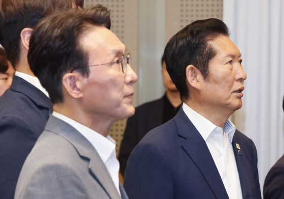 애국가 부르는 김민석·정청래