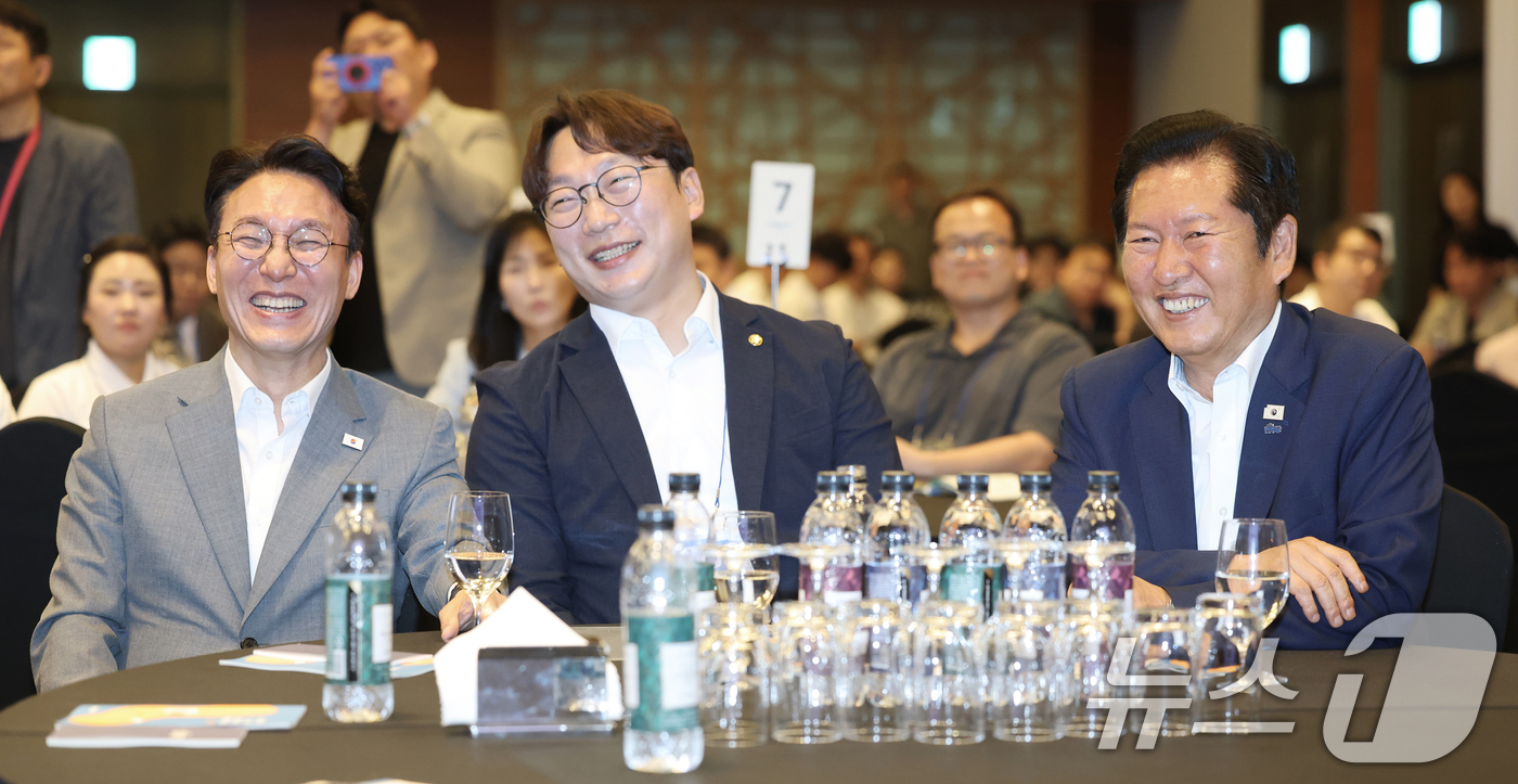 (경기 광주=뉴스1) 오대일 기자 = 김민석 국무총리와 정청래 더불어민주당 전 대표가 28일 오후 경기 광주 곤지암리조트에서 열린 민주당 청년 당선인 워크숍에서 대화를 나누고 있다 …