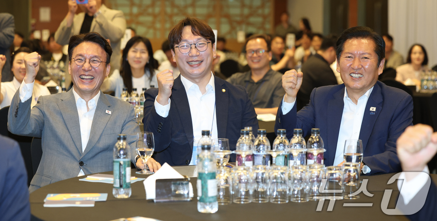 (경기 광주=뉴스1) 오대일 기자 = 김민석 국무총리와 정청래 더불어민주당 전 대표가 28일 오후 경기 광주 곤지암리조트에서 열린 민주당 청년 당선인 워크숍에서 참석자들과 파이팅 …