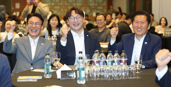 파이팅 포즈 취하는 김민석·정청래