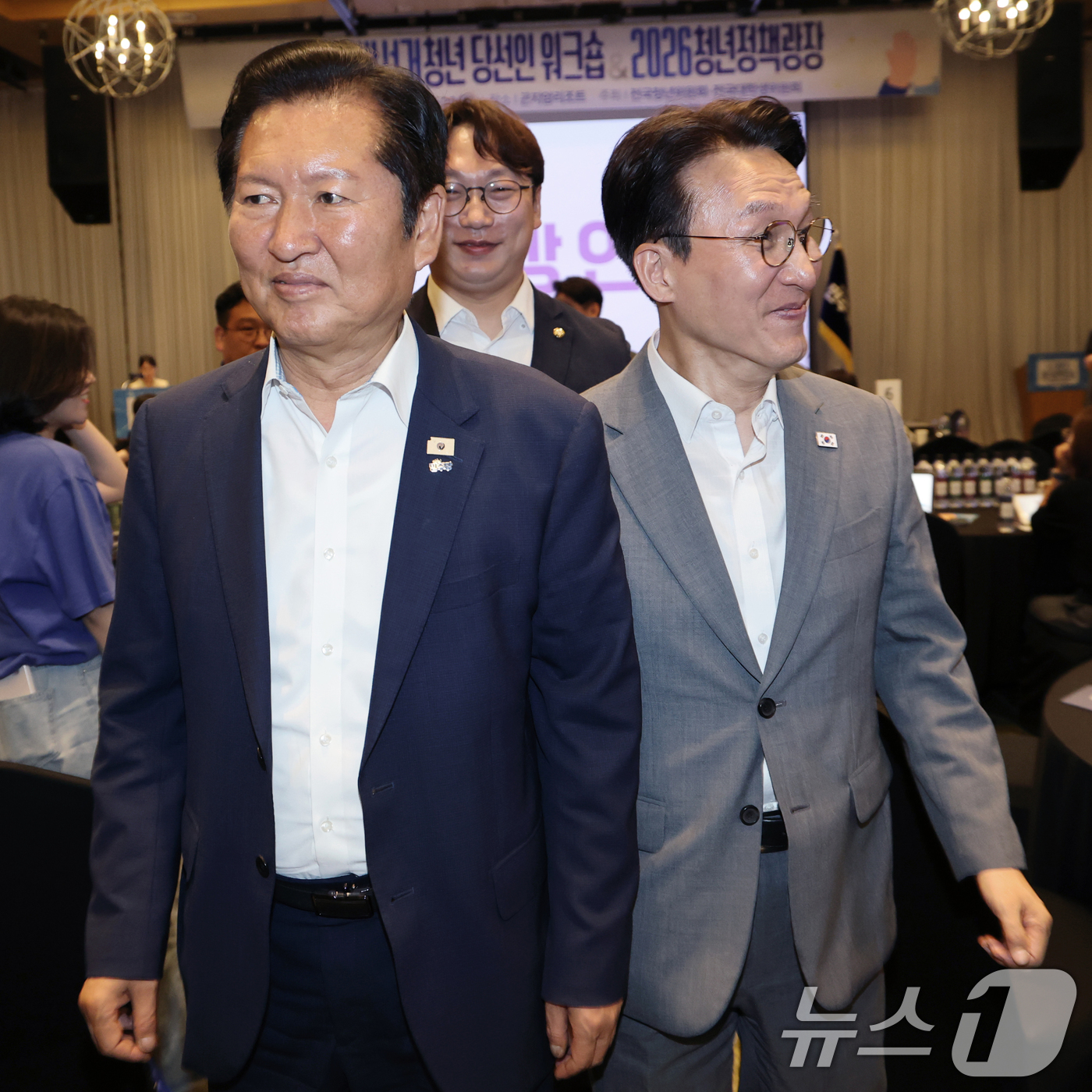 (경기 광주=뉴스1) 오대일 기자 = 김민석 국무총리와 정청래 더불어민주당 전 대표가 28일 오후 경기 광주 곤지암리조트에서 열린 민주당 청년 당선인 워크숍에서 나란히 이동하고 있 …