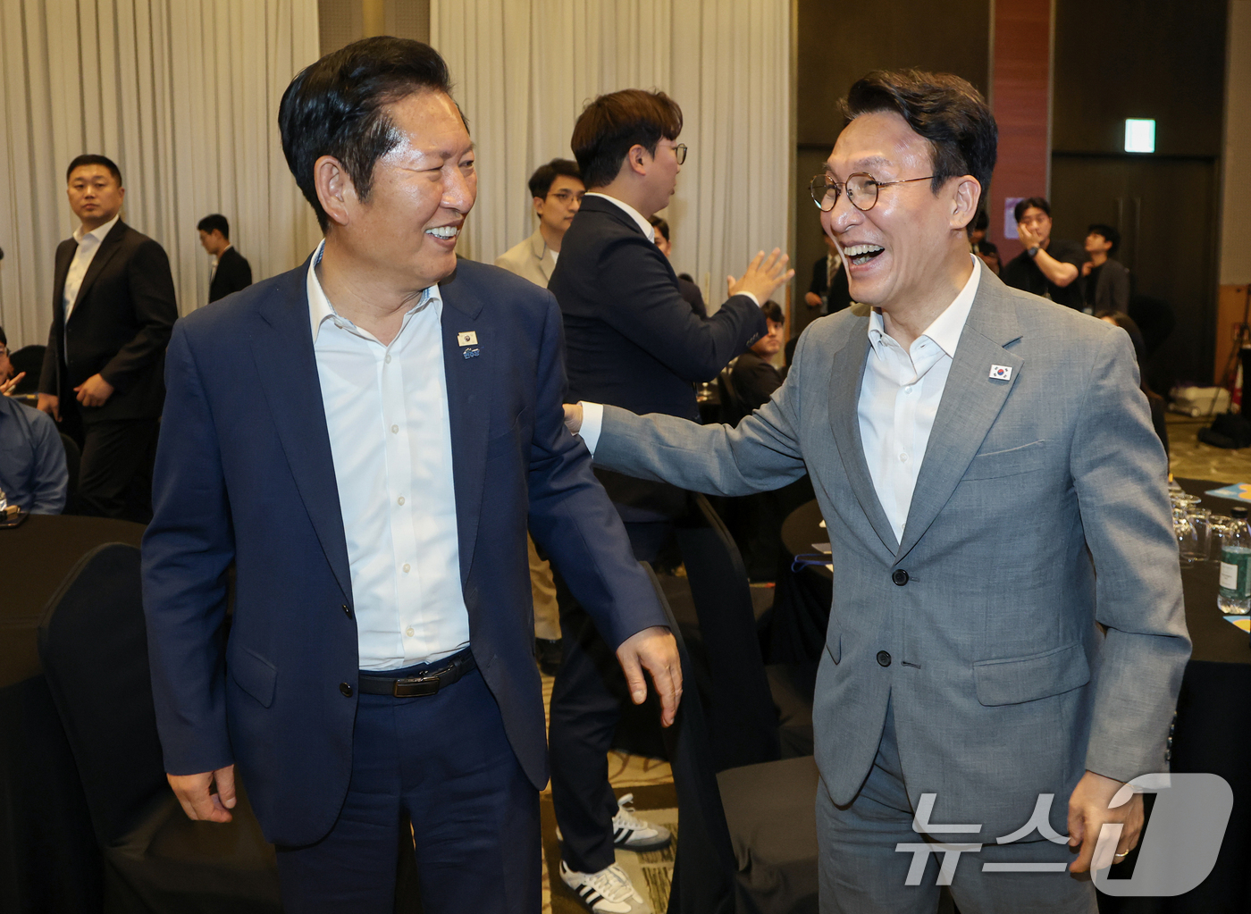 (경기 광주=뉴스1) 오대일 기자 = 김민석 국무총리와 정청래 더불어민주당 전 대표가 28일 오후 경기 광주 곤지암리조트에서 열린 민주당 청년 당선인 워크숍에서 대화를 나누고 있다 …