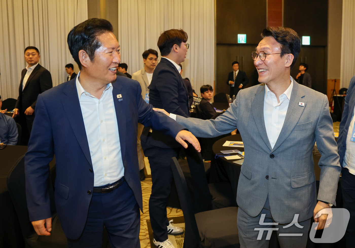 (경기 광주=뉴스1) 오대일 기자 = 김민석 국무총리와 정청래 더불어민주당 전 대표가 28일 오후 경기 광주 곤지암리조트에서 열린 민주당 청년 당선인 워크숍에서 대화를 나누고 있다 …