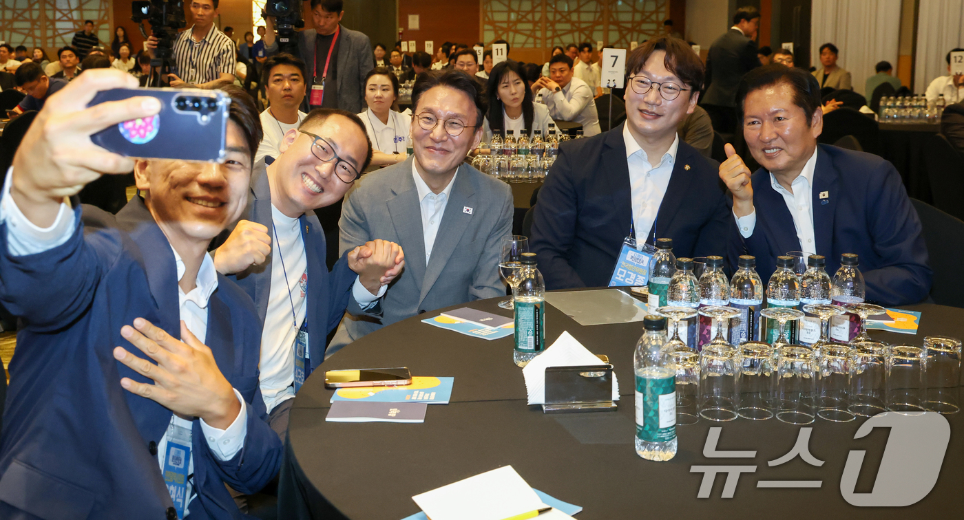 (경기 광주=뉴스1) 오대일 기자 = 김민석 국무총리와 정청래 더불어민주당 전 대표가 28일 오후 경기 광주 곤지암리조트에서 열린 민주당 청년 당선인 워크숍에서 참석자들과 셀카를 …