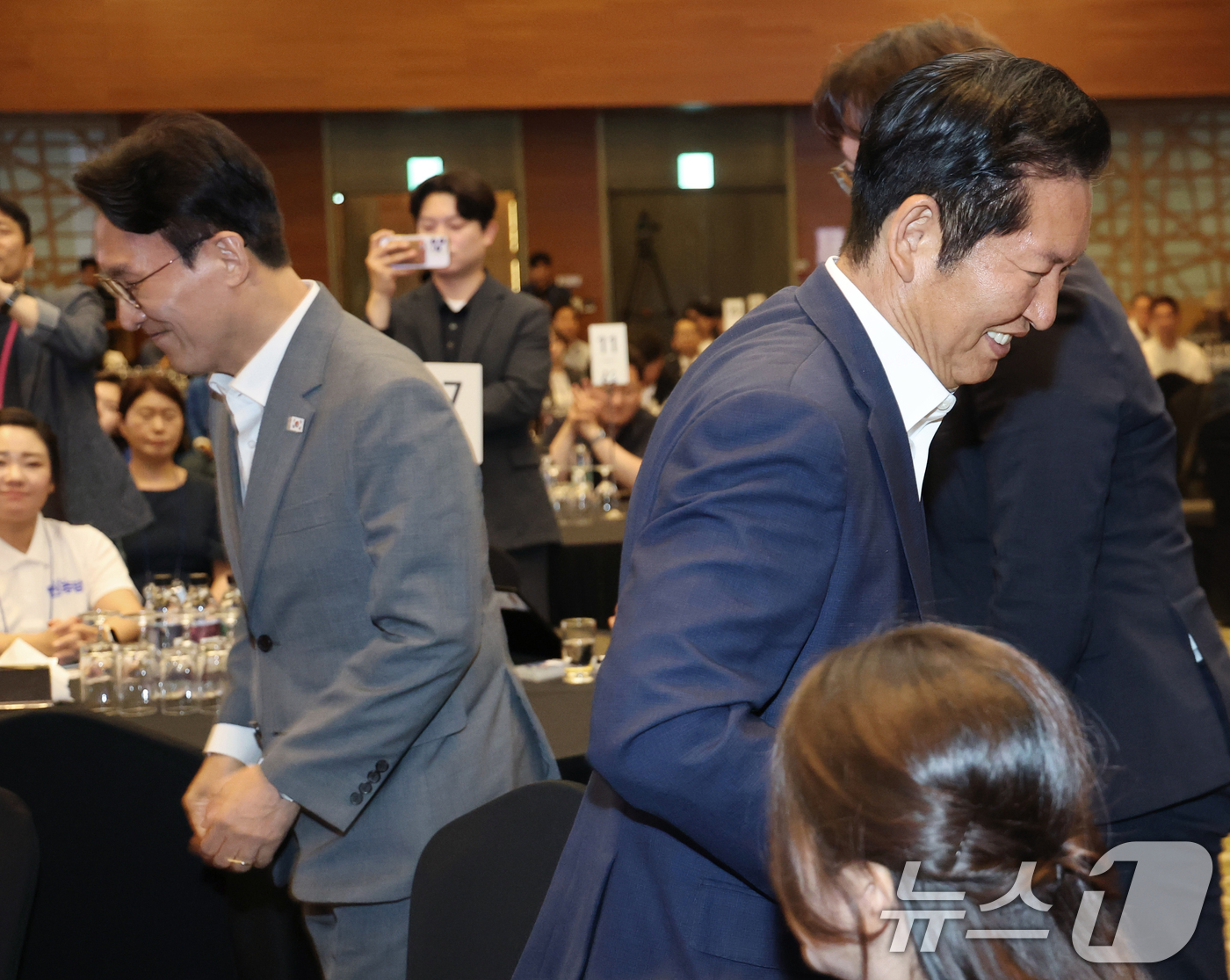(경기 광주=뉴스1) 오대일 기자 = 김민석 국무총리와 정청래 더불어민주당 전 대표가 28일 오후 경기 광주 곤지암리조트에서 열린 민주당 청년 당선인 워크숍에서 차례로 축사를 하기 …