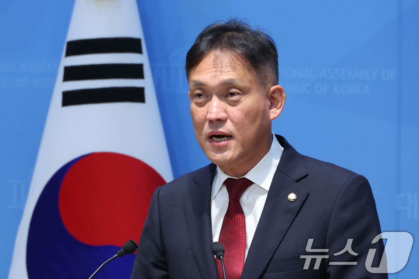 (서울=뉴스1) 신웅수 기자 = 김태규 국민의힘 원내수석대변인이 28일 서울 여의도 국회 소통관에서 정부의 호남권 대규모 반도체 투자 구상에 대한 기자회견을 하고 있다. 2026. …