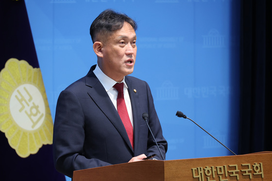 기자회견하는 김태규 원내수석대변인