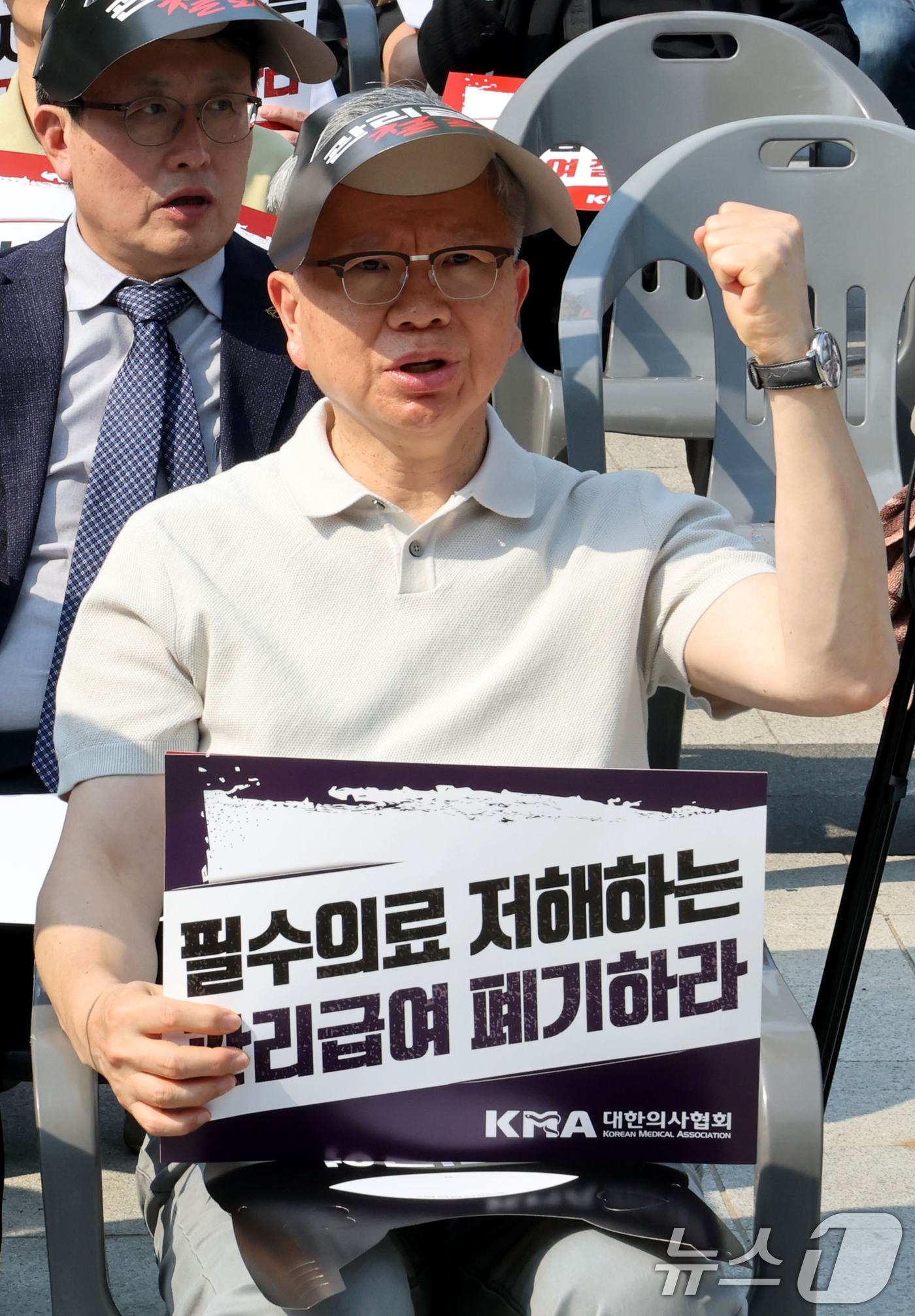 (서울=뉴스1) 이광호 기자 = 김택우 대한의사협회장이 28일 오후 서울 중구 대한문 앞에서 열린 '국민의 치료권, 의사의 진료권 침해 관리급여 반대 궐기대회'에서 손피켓을 들고 …