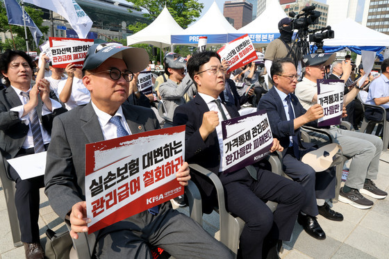 거리로 나선 의사들, 관리급여 제도 반대