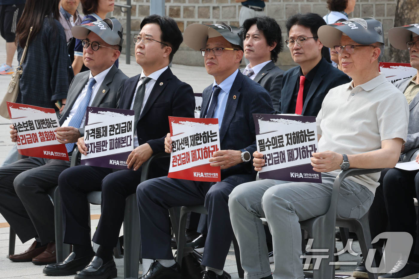 (서울=뉴스1) 이광호 기자 = 김택우 대한의사협회장(오른쪽) 등 대한의사협회 관계자들이 28일 오후 서울 중구 대한문 앞에서 열린 '국민의 치료권, 의사의 진료권 침해 관리급여 …