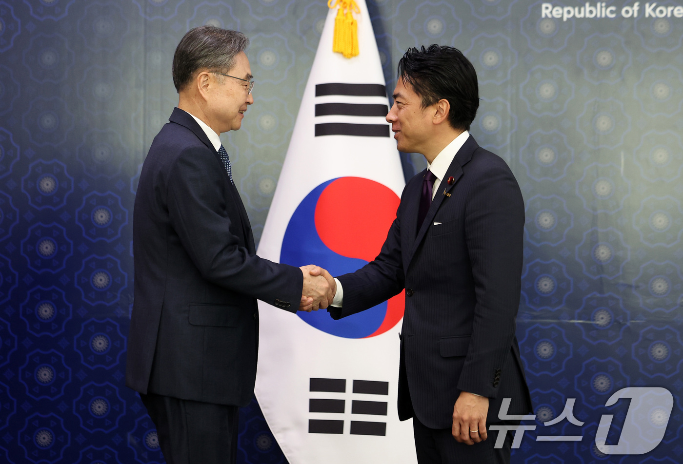 (서울=뉴스1) 김도우 기자 = 조현 외교부 장관이 28일 서울 종로구 외교부 청사에서 고이즈미 신지로 일본 방위상과 면담에 앞서 악수를 하고 있다. (공동취재) 2026.6.28 …