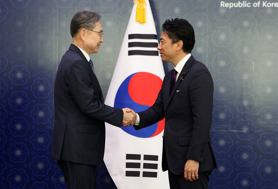 악수하는 조현·고이즈미 신지로