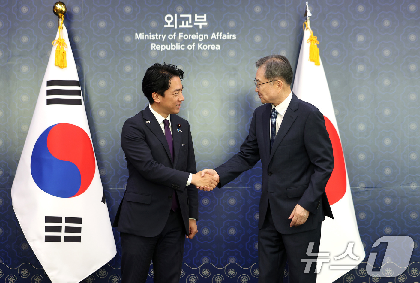 (서울=뉴스1) 김도우 기자 = 조현 외교부 장관이 28일 서울 종로구 외교부 청사에서 고이즈미 신지로 일본 방위상과 면담에 앞서 악수를 하고 있다. (공동취재) 2026.6.28 …