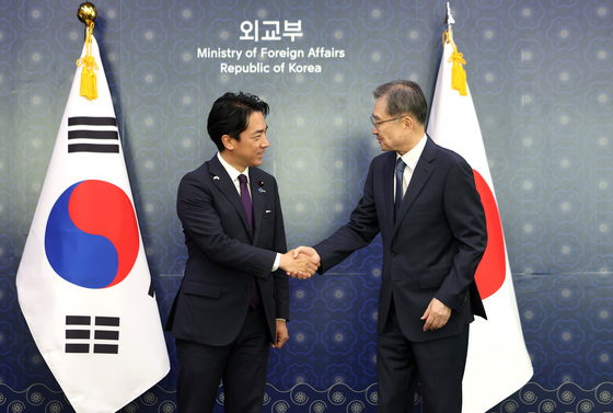 악수하는 조현·고이즈미 신지로