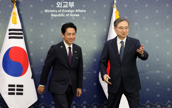 면담 위해 이동하는 조현·고이즈미 신지로