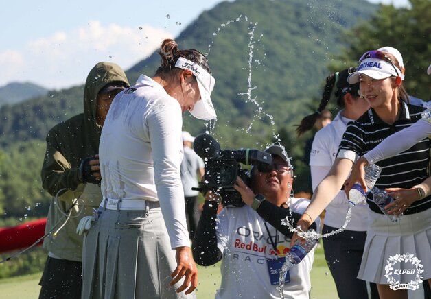 본문 이미지 - 골퍼 김민솔이 28일 강원도 평창군 버치힐CC에서 열린 '맥콜 · 모나 용평 오픈 with SBS Golf' 최종 라운드에서 연장 승부 끝에 우승을 차지한 후 동료 선수들로부터 물세례를 받고 있다. (KLPGA 제공. 재판매 및 DB 금지) 2026.6.28 ⓒ 뉴스1
