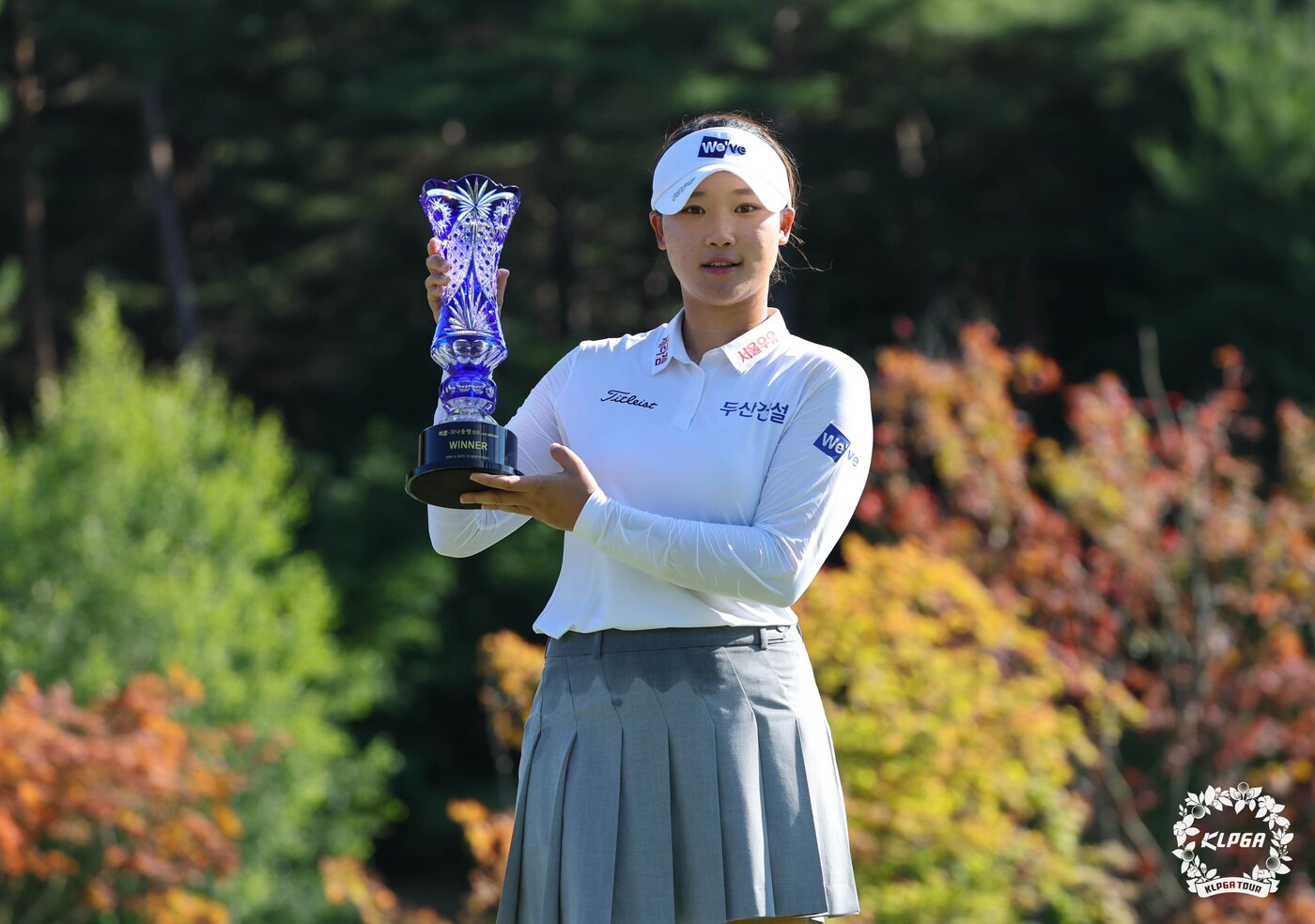 본문 이미지 - 골퍼 김민솔이 28일 강원도 평창군 버치힐CC에서 열린 '맥콜 · 모나 용평 오픈 with SBS Golf' 최종 라운드에서 연장 승부 끝에 우승을 차지한 후 트로피를 들고 기념촬영을 하고 있다. (KLPGA 제공. 재판매 및 DB 금지) 2026.6.28 ⓒ 뉴스1