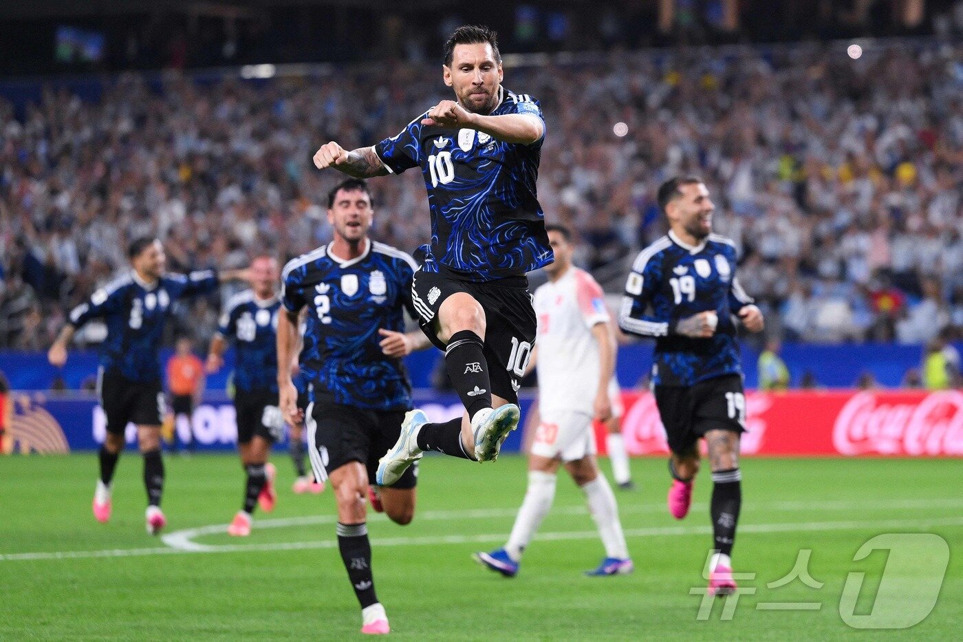 본문 이미지 - 아르헨티나의 리오넬 메시(10번)는 2026 FIFA 북중미 월드컵에서 6골로 득점 부문 단독 선두에 올라있다. ⓒ AFP=뉴스1