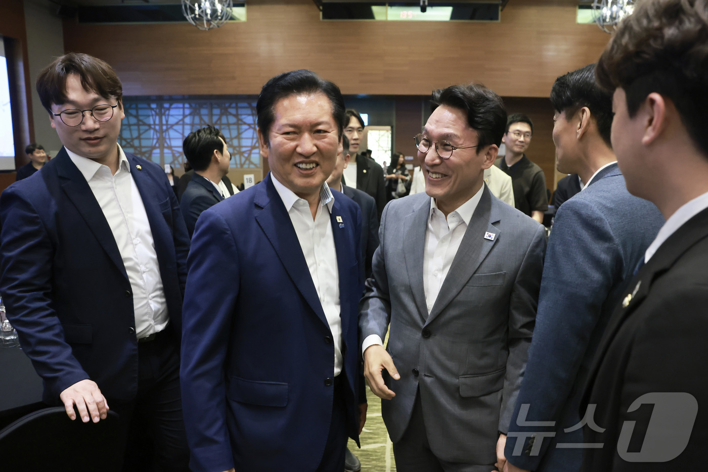 (서울=뉴스1) = 김민석 국무총리와 정청래 더불어민주당 대표가 28일 경기 광주시 곤지암리조트에서 열린 더불어민주당 6.3 지방선거 청년 당선자 워크숍 및 2026 청년정책광장에 …