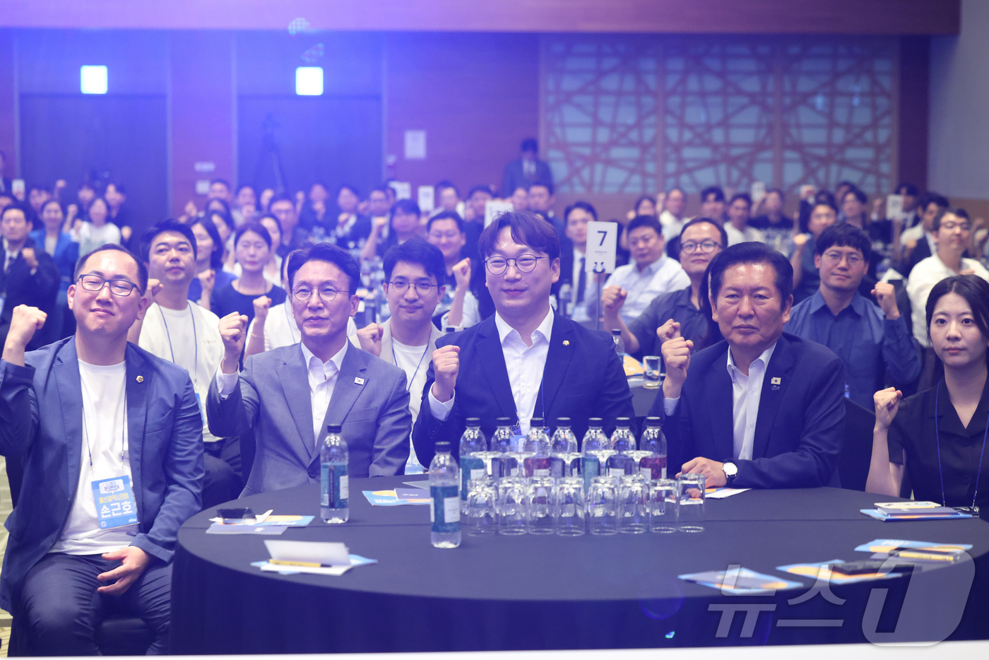 (서울=뉴스1) = 김민석 국무총리와 정청래 더불어민주당 대표가 28일 경기 광주시 곤지암리조트에서 열린 더불어민주당 6.3 지방선거 청년 당선자 워크숍 및 2026 청년정책광장에 …