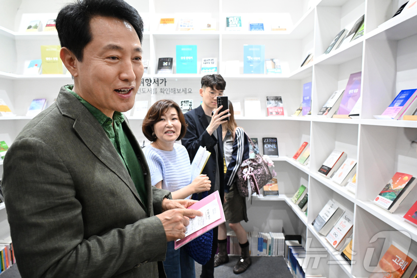 (서울=뉴스1) = 오세훈 서울시장이 28일 서울 강남구 코엑스에서 열린 '2026 서울국제도서전'을 찾아 부스를 둘러보고 있다. (서울시 제공. 재판매 및 DB 금지) 2026. …