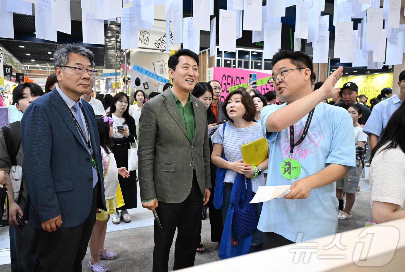 (서울=뉴스1) = 오세훈 서울시장이 28일 서울 강남구 코엑스에서 열린 '2026 서울국제도서전'을 찾아 부스를 둘러보고 있다. (서울시 제공. 재판매 및 DB 금지) 2026. …
