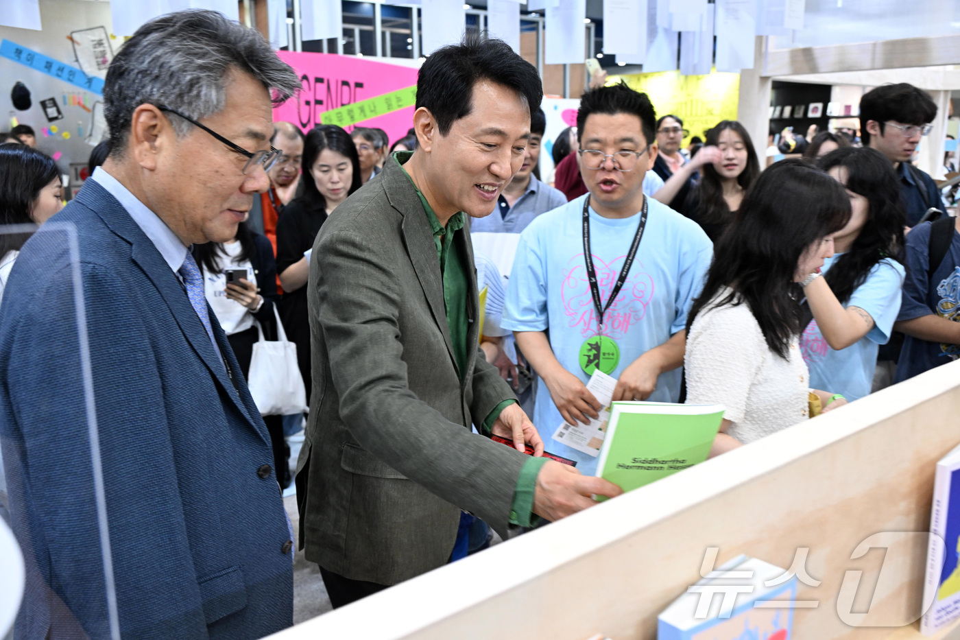 (서울=뉴스1) = 오세훈 서울시장이 28일 서울 강남구 코엑스에서 열린 '2026 서울국제도서전'을 찾아 부스를 둘러보고 있다. (서울시 제공. 재판매 및 DB 금지) 2026. …