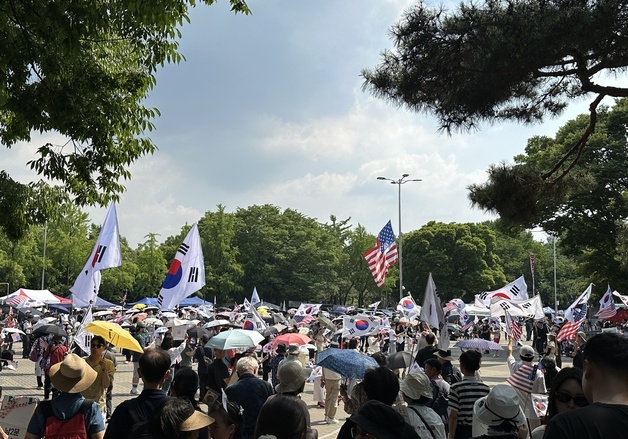 뙤약볕 아래 태극기와 찬송가…개표소 봉쇄 시위 24일째