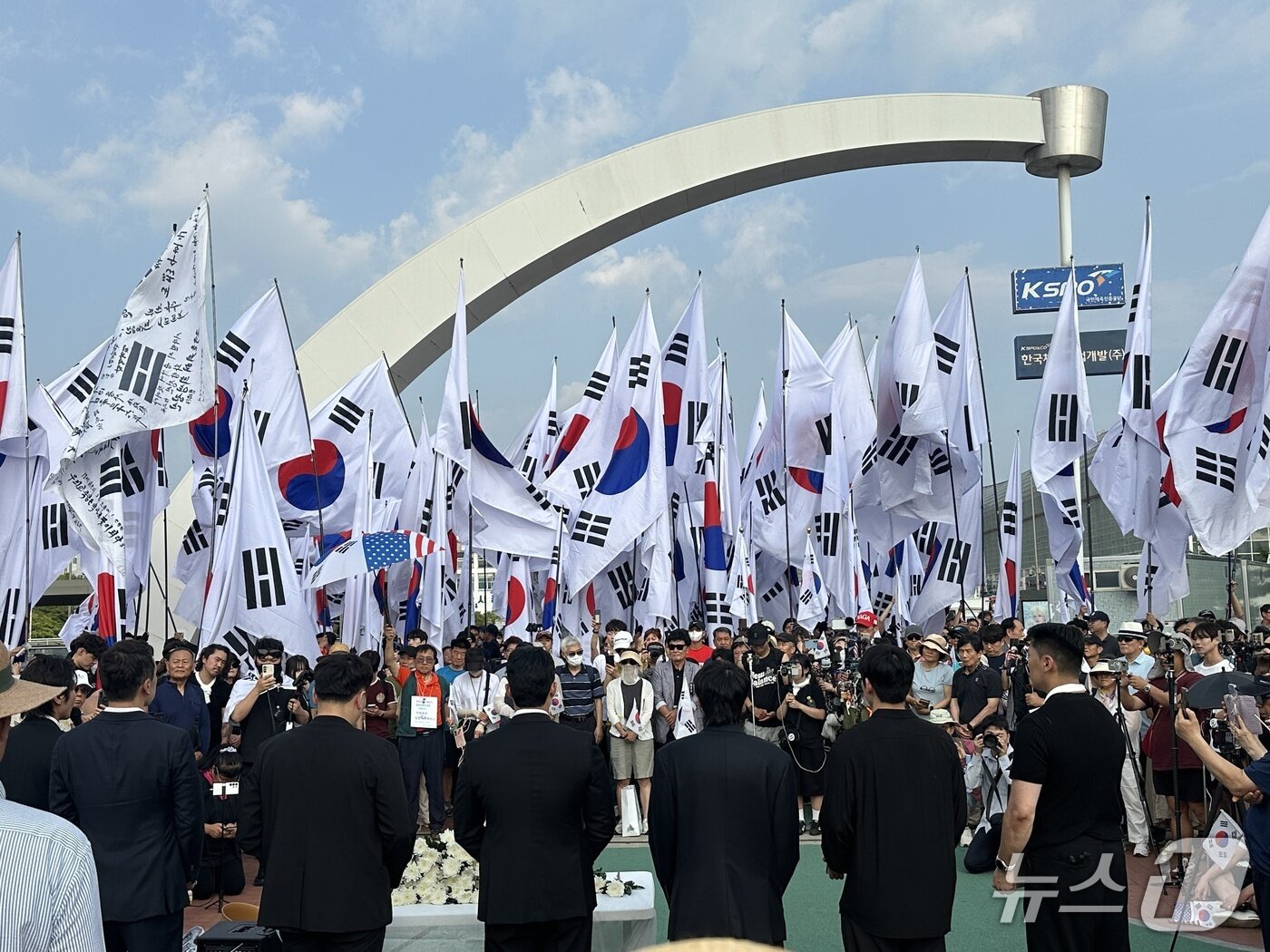 본문 이미지 - 28일 서울 송파구 올림픽공원 핸드볼경기장 앞에서 열린 개표소 봉쇄 시위에 태극기를 든 보수 성향 시민단체 FLD가 참석한 모습. 2026.6.28 ⓒ 뉴스1 김우진 수습기자