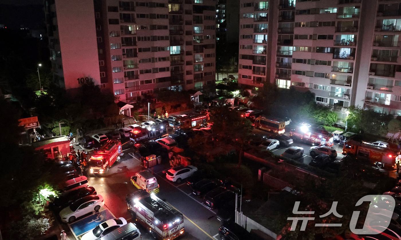 (서울=뉴스1) 권현진 기자 = 28일 서울 도봉구 창동의 한 아파트 8층 세대에서 화재가 발생했다.소방 당국은 소방 인력 124명과 장비 35대를 투입해 진화 작업을 벌였으며, …
