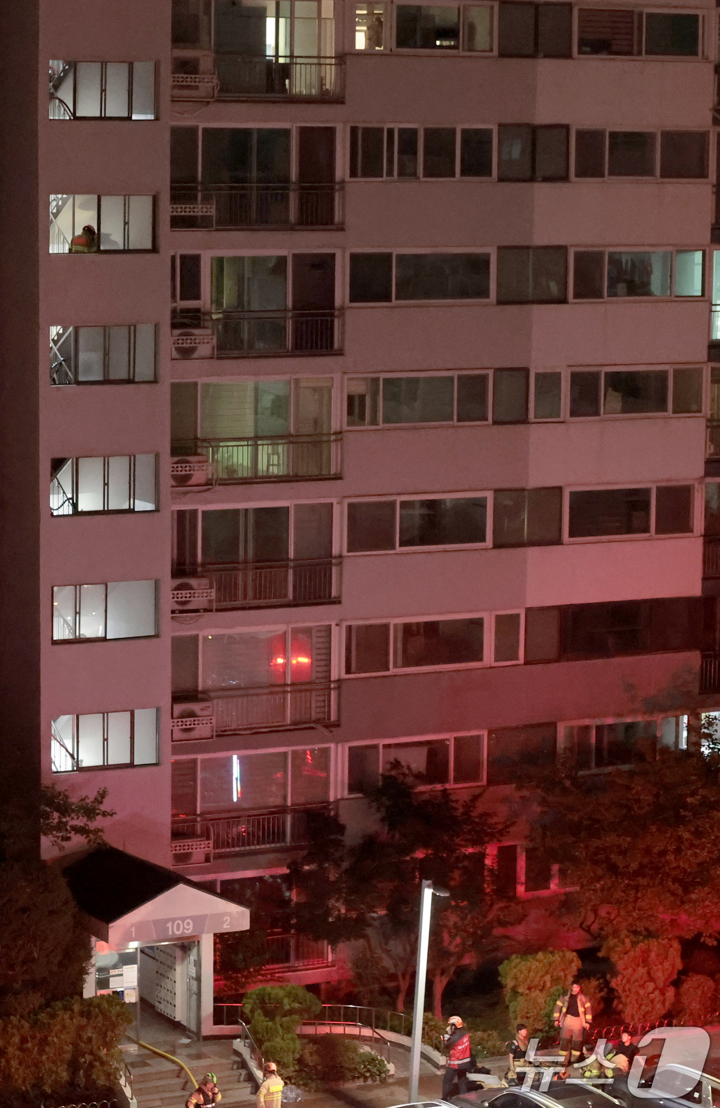 (서울=뉴스1) 권현진 기자 = 28일 서울 도봉구 창동의 한 아파트 8층 세대에서 화재가 발생했다.소방 당국은 소방 인력 124명과 장비 35대를 투입해 진화 작업을 벌였으며, …