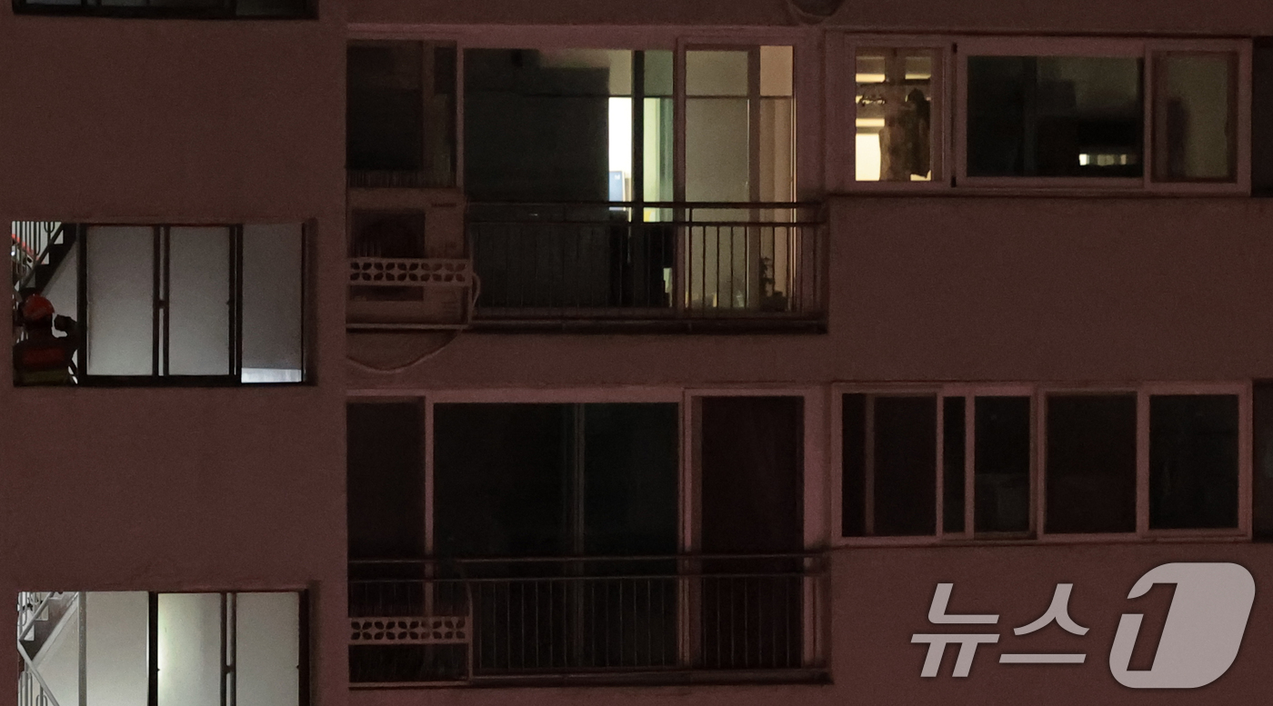 (서울=뉴스1) 권현진 기자 = 28일 서울 도봉구 창동의 한 아파트 8층 세대에서 화재가 발생했다.소방 당국은 소방 인력 124명과 장비 35대를 투입해 진화 작업을 벌였으며, …