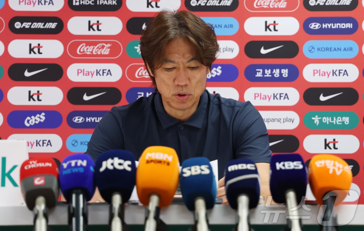 본문 이미지 - 한국 축구 국가대표팀 홍명보 감독이 28일(현지시간) 멕시코 과달라하라 인근 사포판 치바스 바예 베르데 훈련장에 마련된 베이스캠프에서 월드컵 결산 기자회견을 하고 있다. ⓒ 뉴스1 박지혜 기자