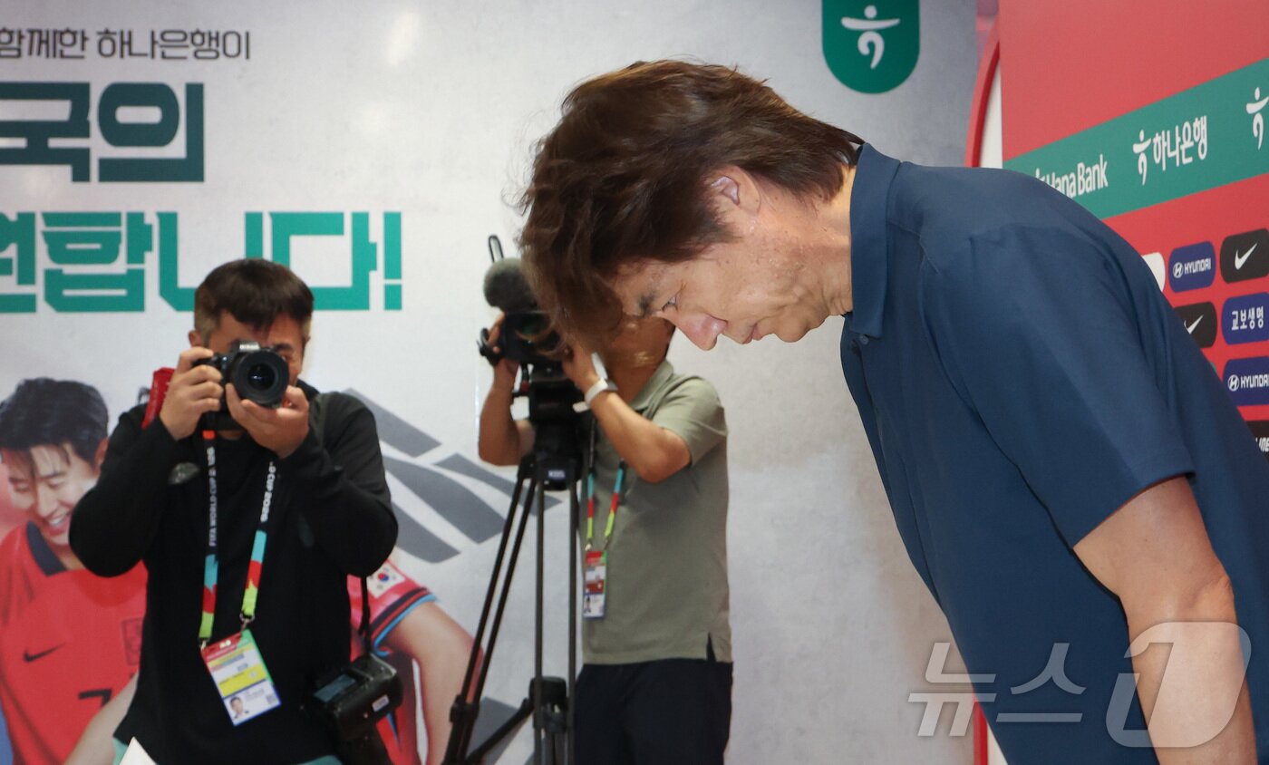 본문 이미지 - 한국 축구 국가대표팀 홍명보 감독이 28일(현지시간) 멕시코 과달라하라 인근 사포판 치바스 바예 베르데 훈련장에 마련된 베이스캠프에서 월드컵 결산 기자회견을 마친 후 인사하고 있다. ⓒ 뉴스1 박지혜 기자