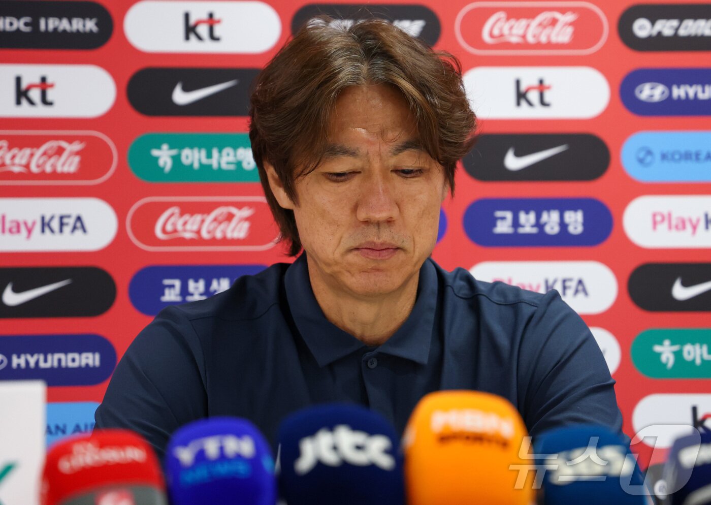 본문 이미지 - 한국 축구 국가대표팀 홍명보 감독이 28일(현지시간) 멕시코 과달라하라 인근 사포판 치바스 바예 베르데 훈련장에 마련된 베이스캠프에서 월드컵 결산 기자회견을 하고 있다. ⓒ 뉴스1 박지혜 기자